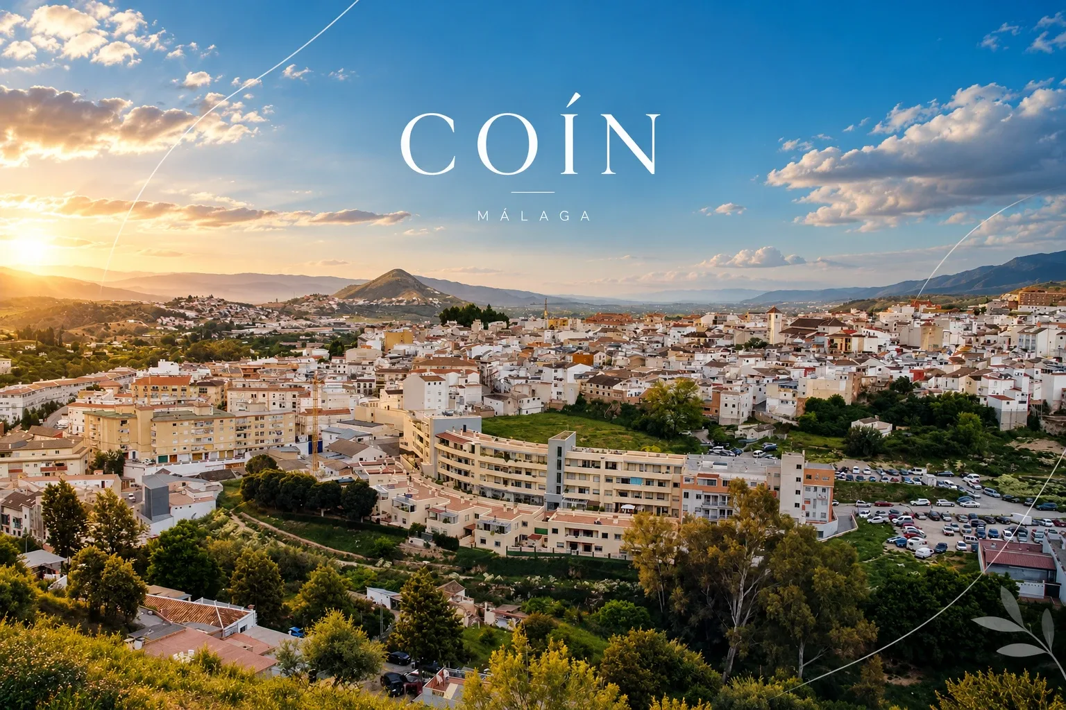 Vista de Coín al atardecer desde lo alto, con sus casas, la sierra al fondo y el rótulo «Coín, Málaga»