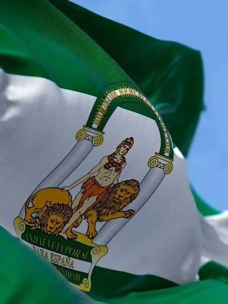 Bandera de Andalucía ondeando