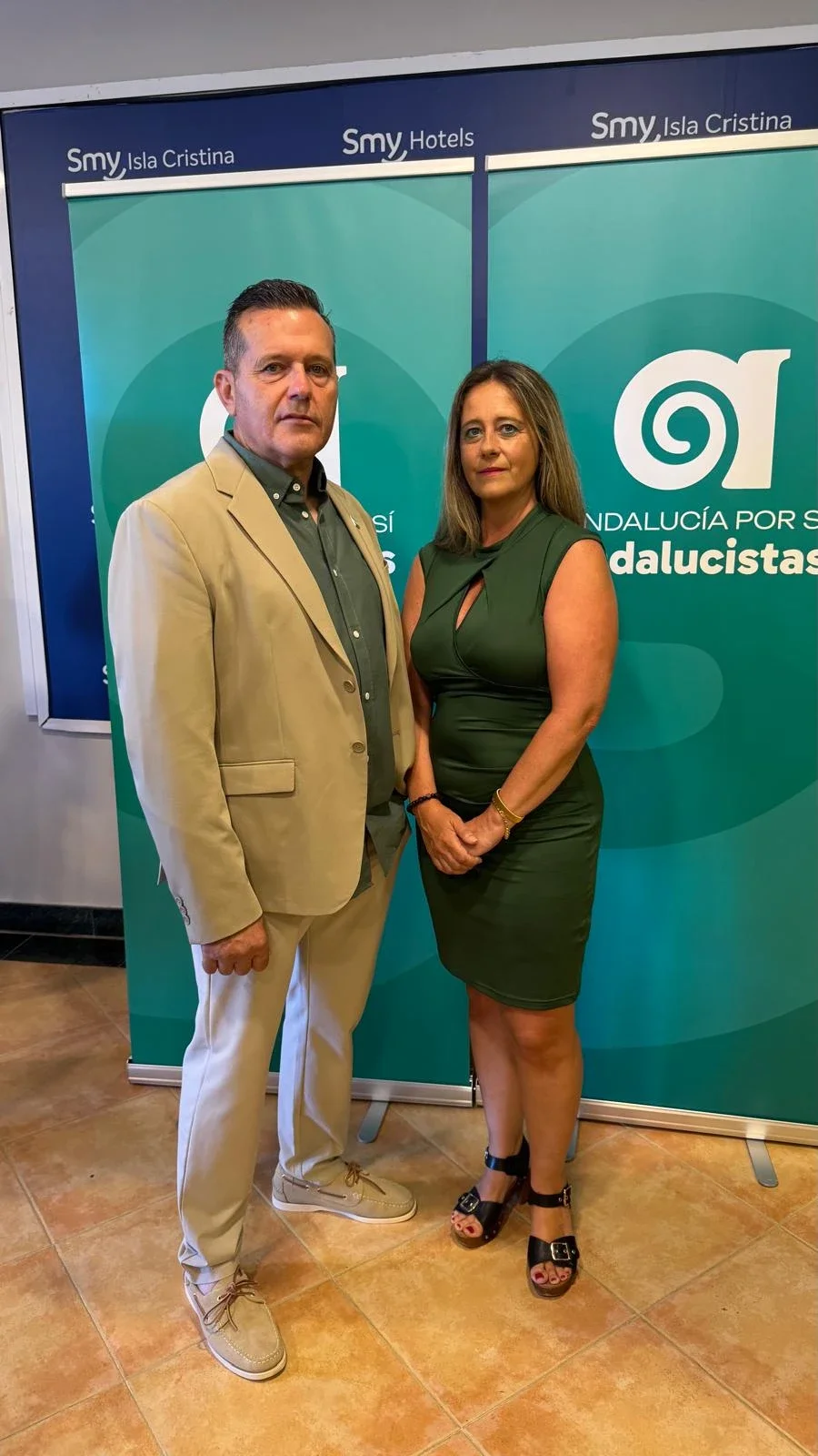 Pepe Arjona Luna y Cristina RJ Osorio ante carteles de Andalucía Por Sí - Andalucistas