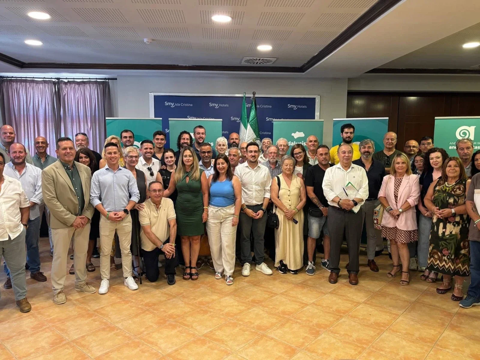 Foto de grupo de militantes y cargos de Andalucía Por Sí - Andalucistas con banderas de Andalucía y carteles del partido